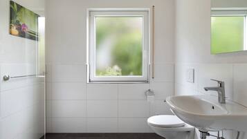 Dusche, Haartrockner, Handtücher