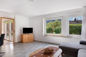 TV, stereo - Apartment 'Reiser' with Private Terrace, Private Garden and Wi-Fi (Alpirsbach)