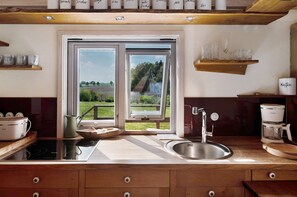 Réfrigérateur, four, plaque de cuisson, cafetière/bouilloire