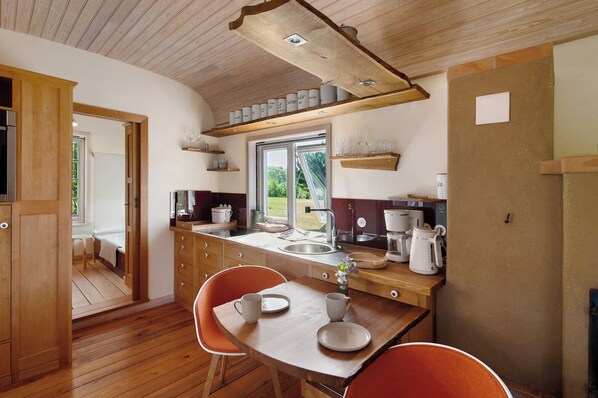 Een koelkast, een oven, een kookplaat, een koffiezetapparaat/waterkoker