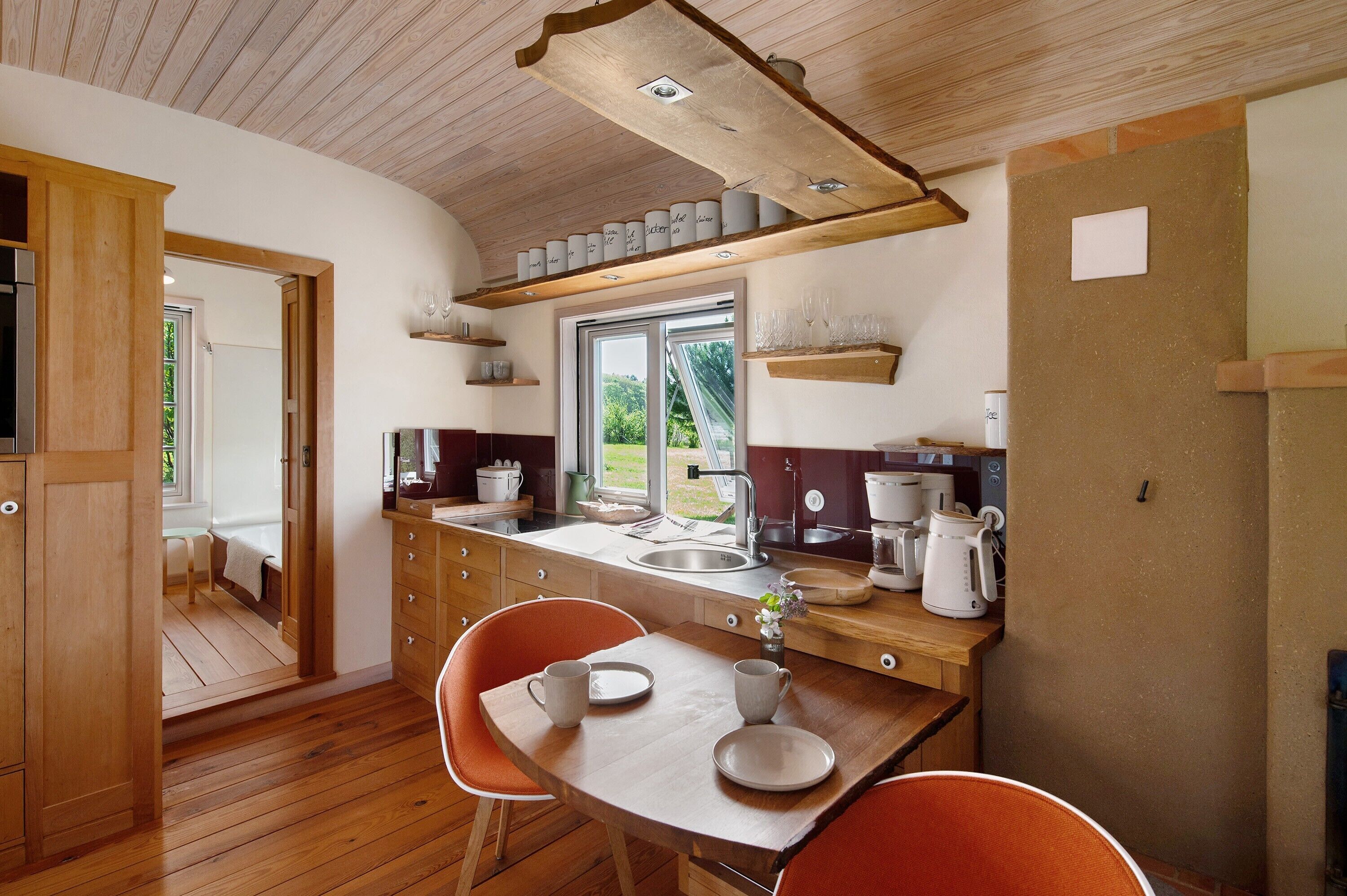 Een koelkast, een oven, een kookplaat, een koffiezetapparaat/waterkoker