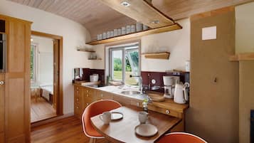 Fridge, oven, stovetop, coffee/tea maker