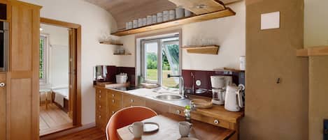 ثلاجة، فرن، موقد طهي مسطح، ماكينة لصنع القهوة/الشاي