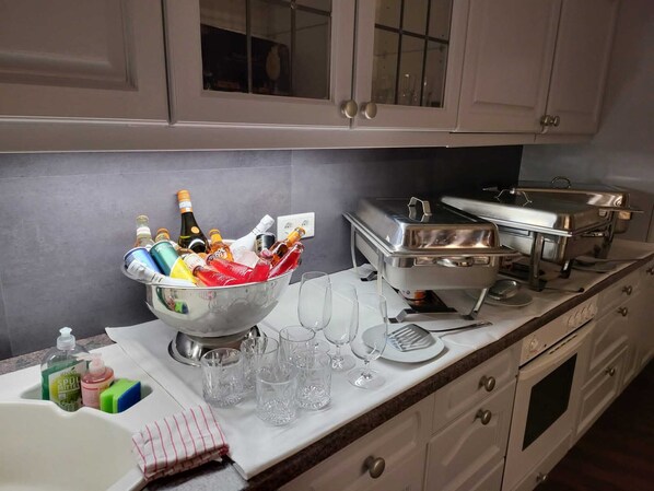 ثلاجة، ميكروويف، فرن، موقد طهي مسطح