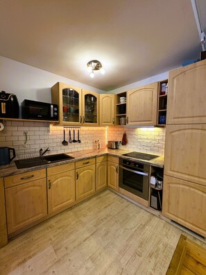 Frigorífico, microondas, horno y placa de cocina