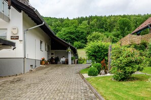 Property grounds - Holiday Home 'Am Rehwinkel' with Balcony and Wi-Fi (Fuldatal)