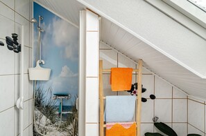 Shower, hair dryer, towels - Holiday Home 'Am Rehwinkel' with Balcony and Wi-Fi (Fuldatal)