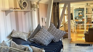 Une chambre à coucher avec un lit, des oreillers, une horloge et un lustre.