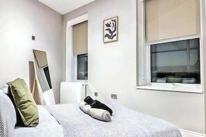 3 habitaciones, escritorio, tabla de planchar con plancha y wifi gratis