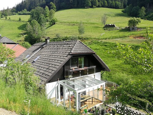 Ferienwohnung 'Glashütte' mit Bergblick, Balkon und Wi-Fi