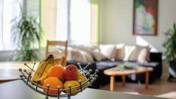 Een televisie, videogames, een tafeltennistafel en een stereo