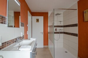 Dusche, Haartrockner, Handtücher
