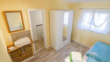 2 slaapkamers, een strijkplank/strijkijzer, gratis wifi, beddengoed