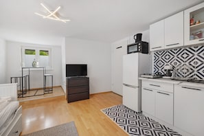 Fridge, microwave, coffee/tea maker, cookware/dishes/utensils - Apartment 'M B Homes Schlatt' with Lake View, Shared Terrace, Wi-Fi and Parking (Hechingen)