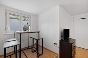 Dining - Apartment 'M B Homes Schlatt' with Lake View, Shared Terrace, Wi-Fi and Parking (Hechingen)