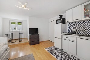 Fridge, microwave, coffee/tea maker, cookware/dishes/utensils - Apartment 'M B Homes Schlatt' with Lake View, Shared Terrace and Wi-Fi (Hechingen)