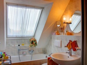 Shower, hair dryer, towels - Apartment 'Wehrle' with Shared Garden and Wi-Fi (Breisach am Rhein)