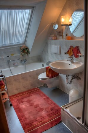 Douche, sèche-cheveux, serviettes fournies