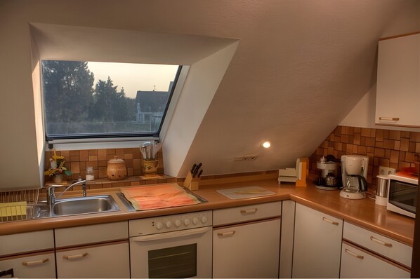 Refrigerador, microondas, lavavajillas y cafetera y tetera 