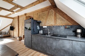 Fridge, oven, stovetop, dishwasher