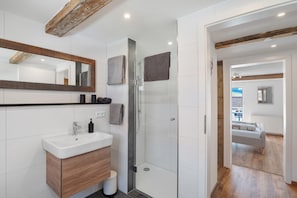 Shower, hair dryer, towels - Holiday Apartment 'Scheunenglück' with Balcony and Wi-Fi (Oberkirch)