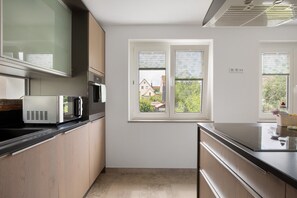 Réfrigérateur, four à micro-ondes, un four, surface de cuisson