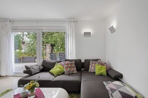 TV, fireplace, stereo