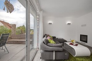 TV, fireplace, stereo