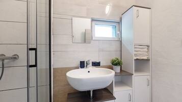Een douche, handdoeken