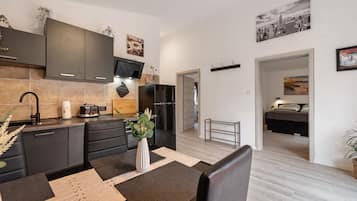 Kylskåp, ugn, spishäll och kaffe- och tebryggare