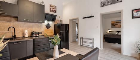 Fridge, oven, stovetop, coffee/tea maker