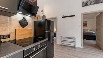 Kylskåp, ugn, spishäll och kaffe- och tebryggare