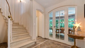 A staircase with white railings and a wooden table with a star-shaped lamp. - Holiday Home 'Im Grünen' with Private Terrace, Private Garden and Wi-Fi (Harsefeld)