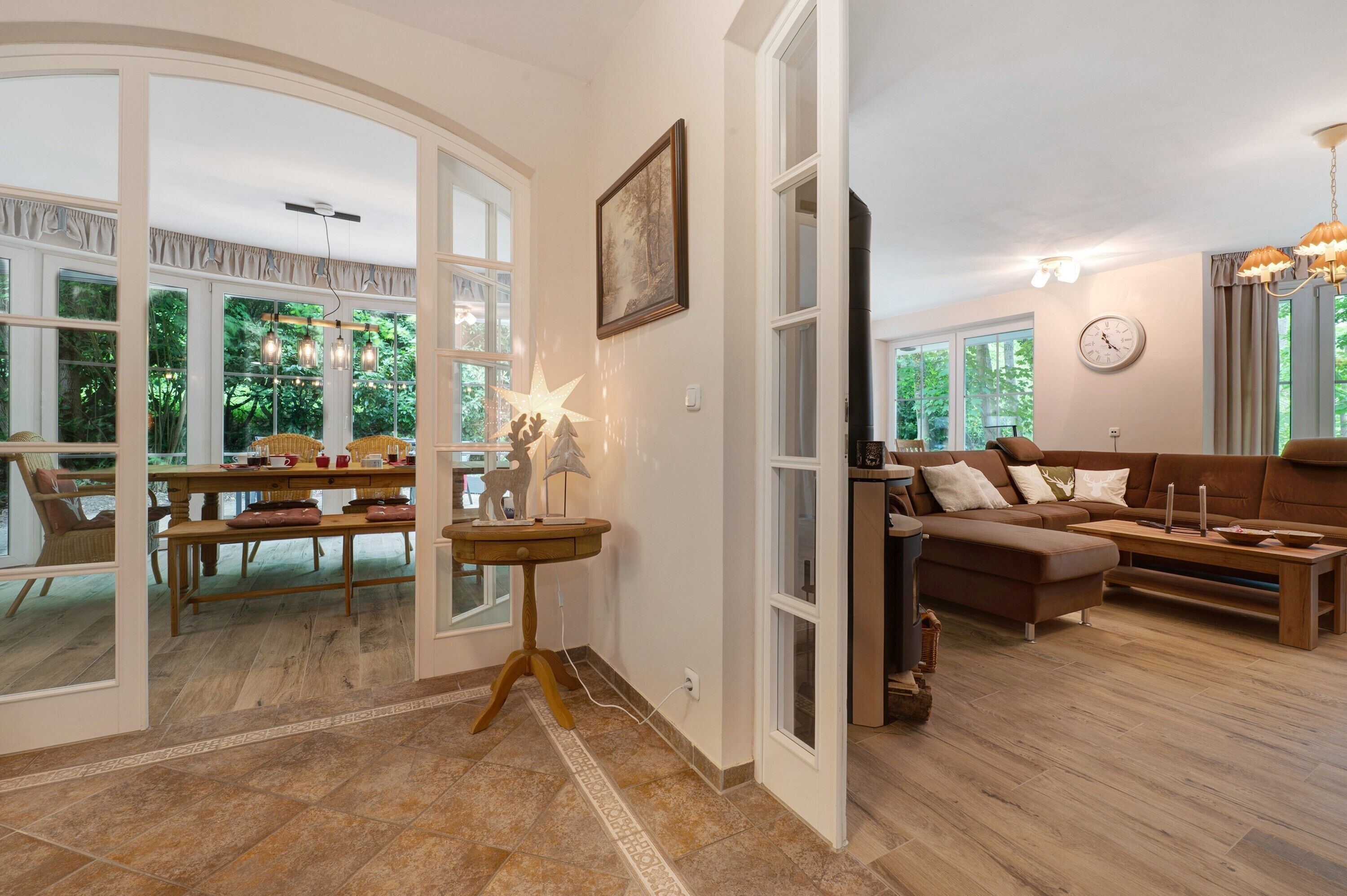 Una televisión, una chimenea, videojuegos, un reproductor de DVD