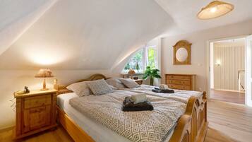 3 bedrooms, iron/ironing board, free WiFi, bed sheets