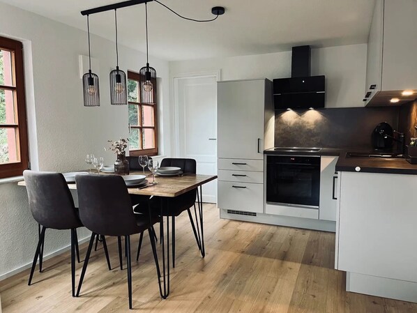 Fridge, oven, stovetop, dishwasher