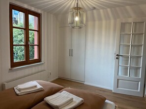 2 bedrooms, free WiFi, bed sheets - Holiday Home Schmuckstück – Historic Old Town Retreat (Schiltach)