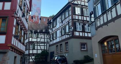 Holiday Home Schmuckstück – Historic Old Town Retreat