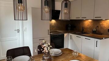 Fridge, oven, stovetop, dishwasher