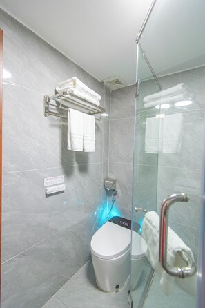 Doccia, asciugacapelli, asciugamani, sapone