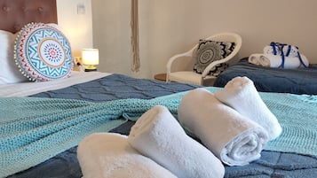1 habitación, tabla de planchar con plancha, wifi y ropa de cama