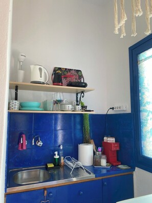 Réfrigérateur, cafetière/bouilloire, bouilloire électrique