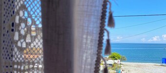 Mana Mia ! Sleep by the Gods, Wake by the Sea – 1BD apt Seaview Escape