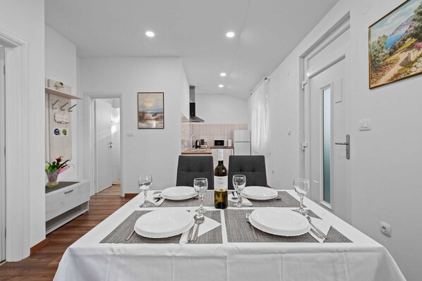 Dining - One-bedroom apartment near beach (Šibenik-Brodarica)