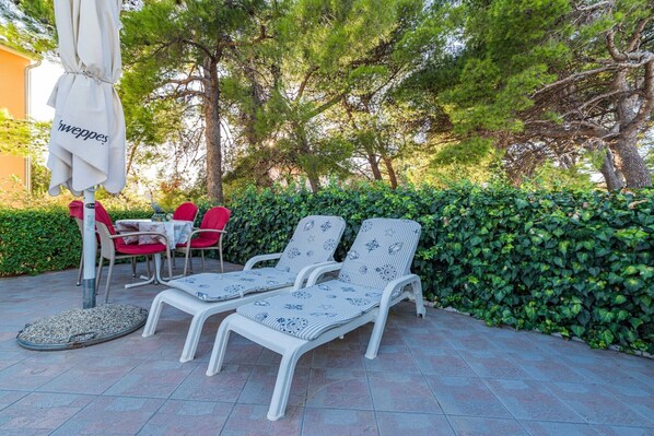 Outdoor dining - One-bedroom apartment near beach (Šibenik-Brodarica)