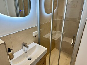 Shower, hair dryer - Nala's Hüs - Beautiful house for 6 pers. with terrace, parking lot, WLAN. (Westerland)