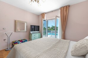 2 bedrooms, iron/ironing board, free WiFi