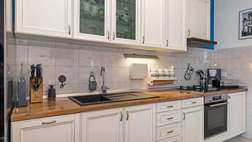 Coffee/tea maker, fridge, microwave, oven