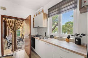 Cafetera y tetera, refrigerador, horno y parrilla de estufa 