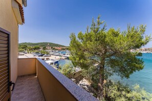 Property grounds - Three-room apartment with view (Kukljica)
